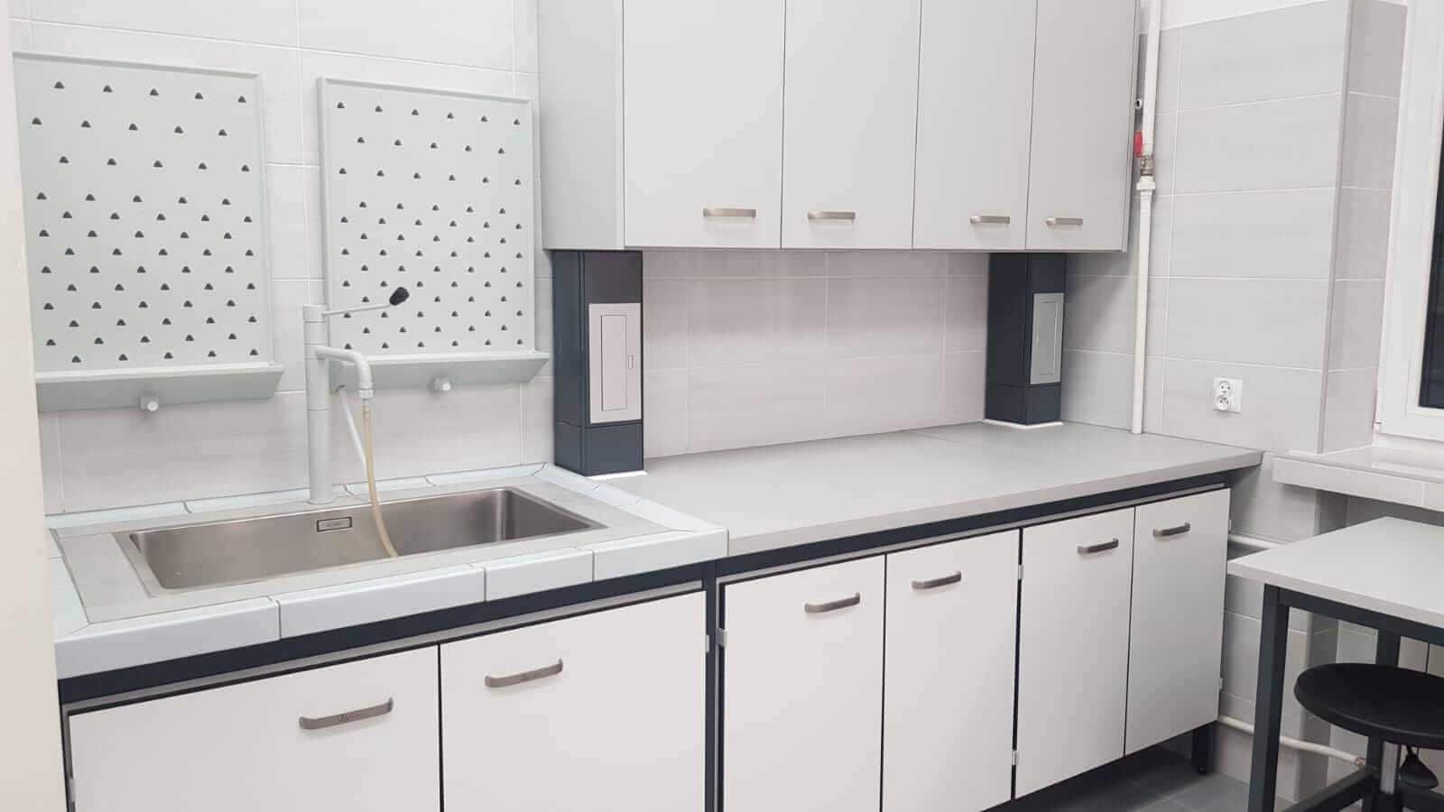 NOVALAB armaturen in een laboratoriumopstelling
