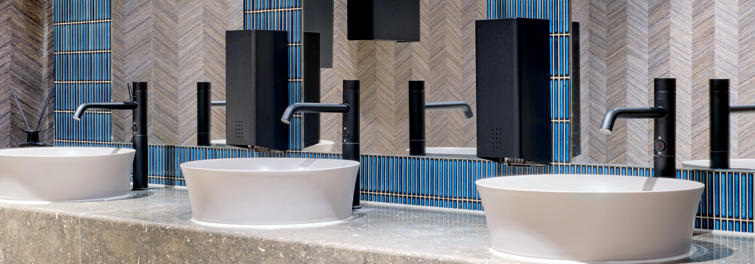 Sanitair accessoires in een hotelomgeving