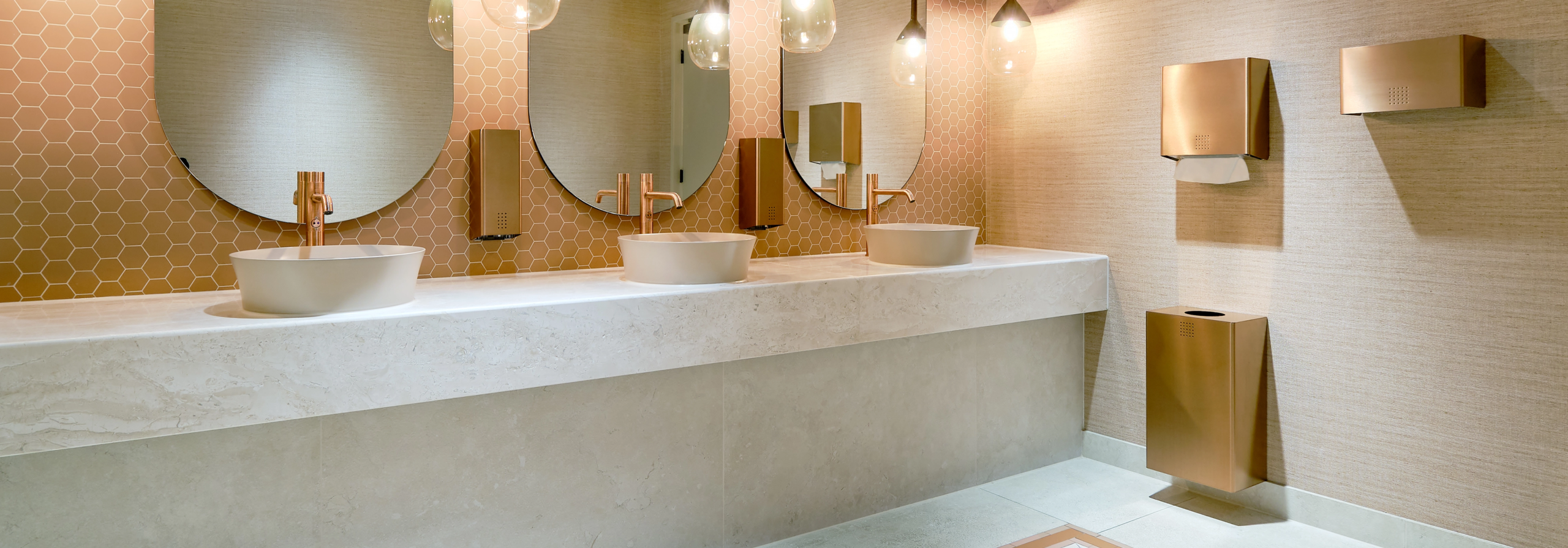 Sanitair accessoires in een toiletruimte van een openbaar gebouw